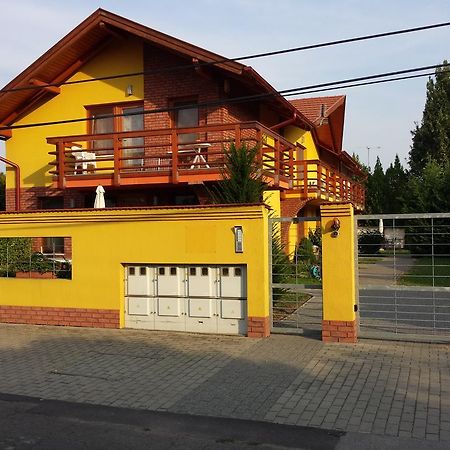 Okker Apartman Jula Exterior foto
