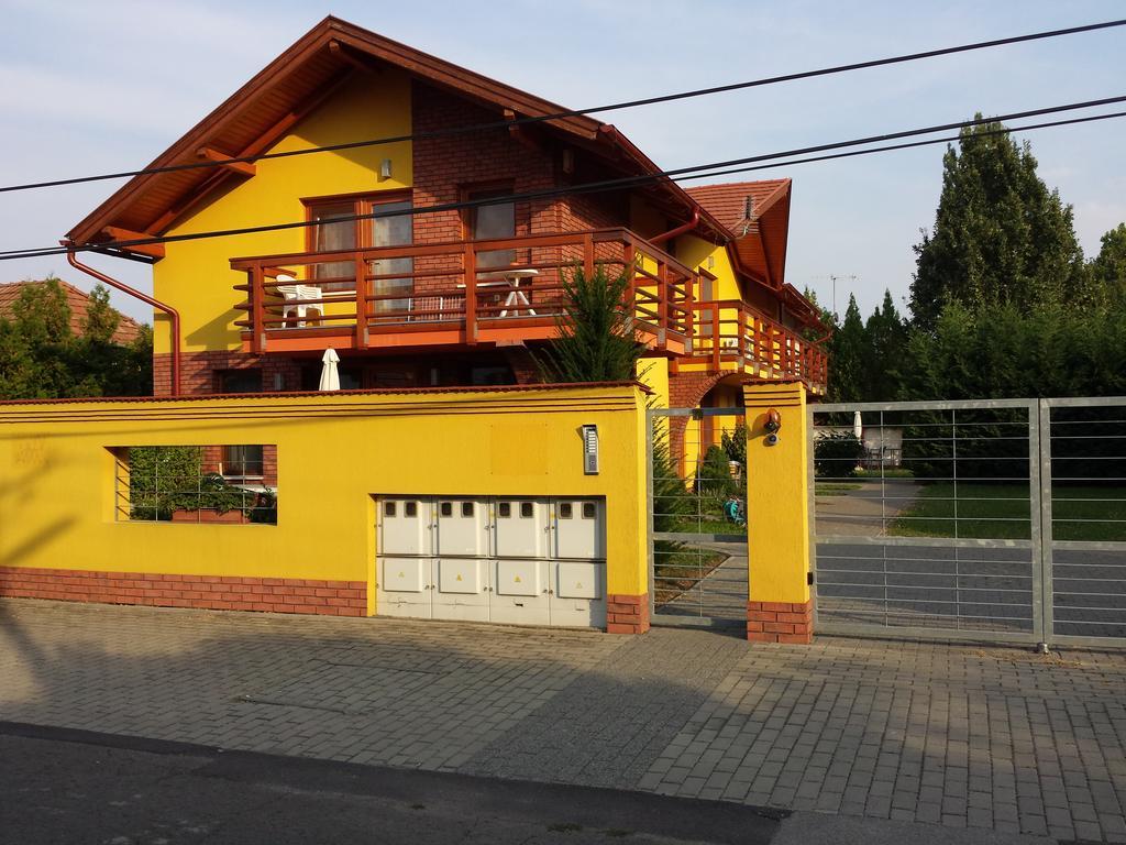 Okker Apartman Jula Exterior foto