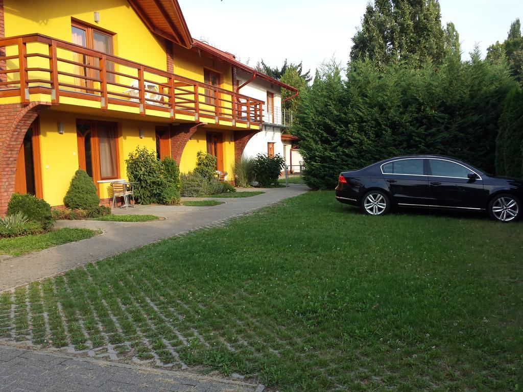 Okker Apartman Jula Exterior foto