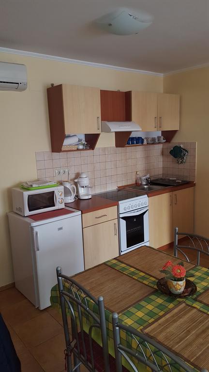 Okker Apartman Jula Exterior foto