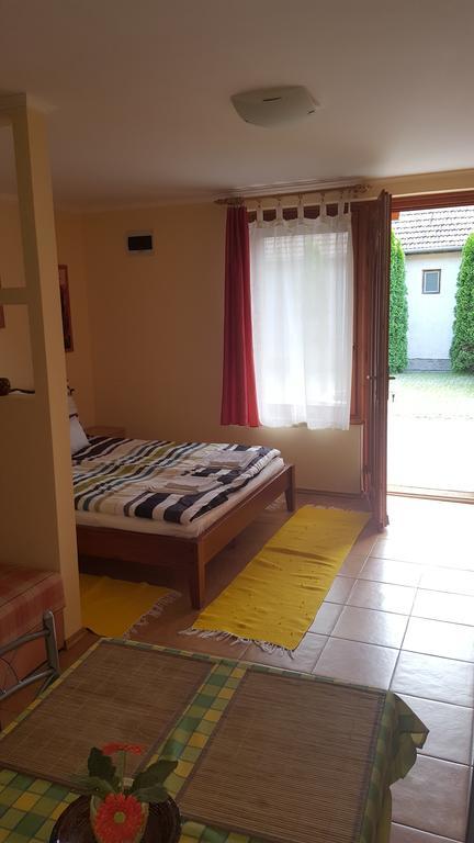 Okker Apartman Jula Cameră foto