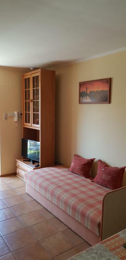 Okker Apartman Jula Exterior foto